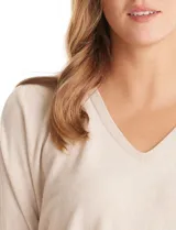 Buzo tejido de hilado fino color rosado, con escote en V, mangas tres cuartos y diseño estilo dolman.