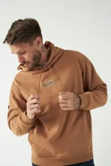 Buzo canguro gris oscuro con capucha ajustable con cordones, bolsillo tipo canguro y doble estampa en frente y espalda con el texto "BROOKSFIELD WORLD WIDE TOUR 1971".