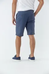 Bermuda tipo chino de gabardina, con diseño de cinco bolsillos, cierre de cremallera y botón, y detalle de botamanga.