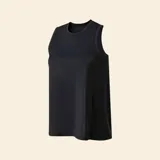 Musculosa deportiva de color negro, con cuello redondo y diseño fluido. Presenta una abertura en la espalda y un corte holgado.