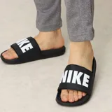 Ojotas Nike Offcourt Slide, color gris oscuro con tira ancha blanca y el nombre de la marca en relieve negro.