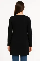 Saco de punto abierto, color negro, con cuello redondo, manga larga y bolsillos frontales aplicados.