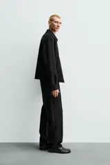 Pantalón de corte regular fit confeccionado en lana de origen italiano. Presenta bolsillos laterales, bolsillo cerillero frontal, bolsillos traseros de vivo y cierre frontal con cremallera y botón.