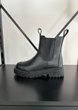 Botas cortas negras de cuero vegano con suela track.