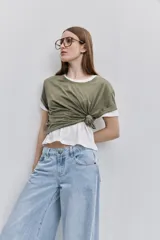 Jean wide leg de tiro medio, con pierna amplia de caída recta, diseño de cinco bolsillos, pasacintos y cierre frontal con botón y cremallera.