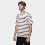 Remera de manga corta con cuello redondo, diseño a rayas horizontales en tonos beige y marrón oscuro, con parche de logo de la marca en el pecho.