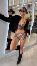 Short corto de tiro bajo con lentejuelas y estampado animal print de leopardo.