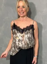 Musculosa satinada con estampado abstracto y detalles de encaje negro en el escote, con tirantes finos.