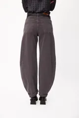 Jean de corte amplio y silueta redondeada, con diseño de tiro alto y ruedo con doblez. Presenta un lavado azul oscuro uniforme y costuras laterales reforzadas.