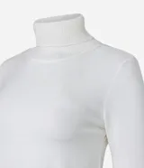Polera de punto de manga larga con cuello alto, confeccionada en una mezcla de viscosa, poliéster y nylon. Presenta puños y ruedo acanalados.
