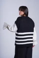 Chaleco de punto con escote en V, diseño a rayas horizontales en color tostado y blanco, con terminaciones en tejido acanalado.