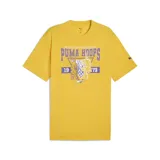 Remera Puma modelo Rival Rage color amarillo, con cuello redondo, manga corta y estampado gráfico frontal de inspiración basquetbolística.