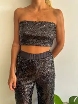 Top strapless negro cubierto de lentejuelas.