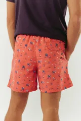 Short de baño azul con franjas horizontales en celeste y azul claro. Cuenta con cintura elástica ajustable con cordón, dos bolsillos laterales y uno trasero.