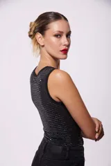 Body negro sin mangas con pequeños calados en forma de cruz.