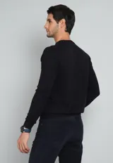 Sweater de algodón color verde petróleo, con cuello redondo y mangas largas.