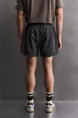 Short de entrenamiento Zara Athleticz confeccionado en tejido técnico ligero con estructura. Cuenta con malla interior, cintura elástica ajustable con cordón, bolsillos laterales y aberturas en el bajo.