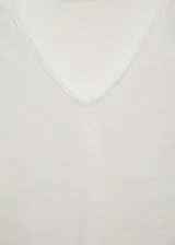 Camiseta blanca de lino, con cuello en V y mangas cortas, de corte recto y ligero.