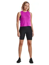 Calza corta tipo biker Under Armour, confeccionada en tejido HeatGear ultraligero que absorbe el sudor y se seca rápidamente. Presenta un diseño de talle alto con cintura elástica, costuras planas ergonómicas para evitar rozaduras y bolsillo frontal integrado.