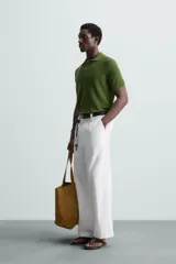 Polo de manga corta, corte regular fit, color verde oliva. Tejido de punto con textura acanalada vertical y cuello solapa con dos botones.