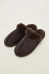Pantuflas cerradas color marrón con ribetes de piel sintética en la abertura y suela plana.