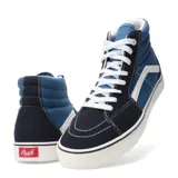 Championes tipo botita de estilo urbano, con diseño bicolor en tonos azul y azul marino. Presentan paneles laterales de lona, refuerzos de gamuza en la puntera y talón, y la característica franja lateral en color blanco. Cuentan con cierre de cordones y suela de goma blanca con detalle de línea negra.