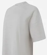 Blusa de corte oversized, color negro, con cuello redondo y mangas cortas. Confeccionada en una mezcla de poliéster y algodón.
