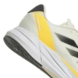 Championes de running Adidas modelo Duramo Speed, color beige con detalles en negro y naranja. Presentan una parte superior de malla transpirable, amortiguación Lightstrike en la entresuela y suela de goma resistente.