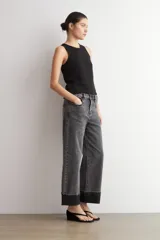 Jean culotte de tiro medio, color gris oscuro, con corte recto y botamanga ancha doblada.