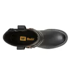 Bota corta de cuero color negro, con suela track de goma, puntera redonda y trabillas laterales. Cuenta con una correa decorativa alrededor del tobillo con textura símil serpiente y hebilla metálica.
