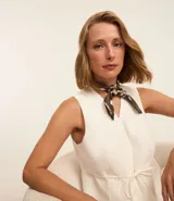 Pañuelo cuadrado de satén color marrón con estampado abstracto en tonos beige.