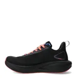 Championes de running Umbro modelo Speed, color negro con detalles en coral. Presentan capellada de tejido técnico transpirable, cordones en tono coral y suela con amortiguación.