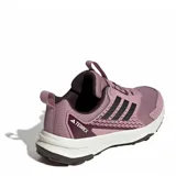 Championes de trekking Adidas Terrex Tracefinder 2 W para mujer, color rosado oscuro con detalles en negro y suela blanca.