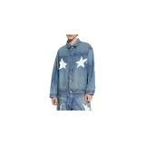 Campera de denim de lavado medio con grandes estrellas blancas aplicadas en el pecho, decorada con tachas y cristales de colores en el cuello, canesú, puños y ruedo. Cuenta con cierre frontal de botones metálicos.