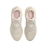 Championes Nike Vomero 18, color negro con swoosh blanco y suela gruesa en tono off-white. Diseñados con tecnología ZoomX para máxima amortiguación y retorno de energía, ideales para running.