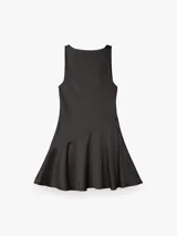 Vestido corto negro de acabado satinado tipo gloss, sin mangas, con escote drapeado y falda evasé con corte asimétrico.