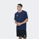 Remera deportiva Umbro Lume de manga corta y cuello redondo, color azul marino, con el logo de la marca bordado en el pecho en color blanco.