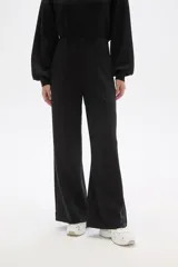 Pantalon de vestir negro de corte recto y tiro alto, confeccionado en poliester con detalle de pinzas frontales.