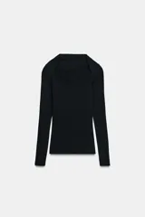Camiseta de manga larga en tejido rib negro, con corte slim fit y diseño de escote cuadrado.