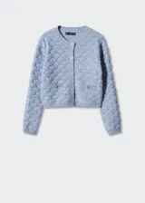 Cardigan de punto con textura en relieve, color azul, de corte recto y corto. Presenta manga larga, cuello redondo y cierre frontal con botones efecto joya.