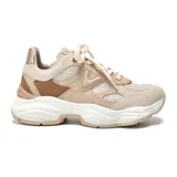Championes Via Marte Maia color beige con detalles en marrón y dorado. Capellada de cuero sintético y malla, con cordones y suela chunky blanca.