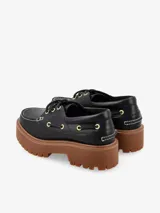 Zapato náutico de cuero color marrón con cordones y plataforma marrón con suela track.
