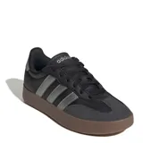 Championes urbanos Adidas modelo Barreda T, con diseño de inspiración retro. Presentan una combinación de paneles en negro y gris oscuro, con las icónicas tres tiras laterales en tono plateado y una suela de goma color marrón que aporta contraste.