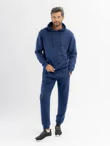 Pantalón de jogging azul marino, confeccionado en felpa, con cintura elástica ajustable con cordón y puños acanalados en los tobillos.