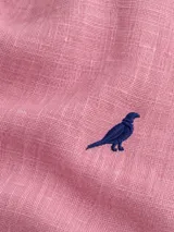 Camisa Club House de lino color blanco, corte slim fit con cuello Hudson, manga larga y detalle de bordado de pájaro azul en el pecho.