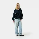 Polo de manga larga color azul marino con cuello clásico, diseño holgado y bandas laterales con estampado en las mangas. Presenta logo bordado en el pecho.