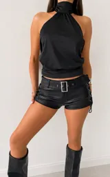 Top negro de cuello alto estilo halter, confeccionado en tela satinada con acabado brillante y corte holgado.