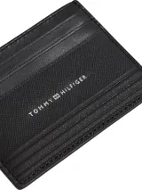 Tarjetero de cuero negro con múltiples compartimentos para tarjetas y logo de Tommy Hilfiger en el frente.