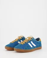 Championes Coolway modelo Kizuna, de estilo retro con diseño en azul y blanco. Confeccionados en una combinación de ante y nylon, presentan cordones en tono mostaza, talón en contraste y suela de goma color miel con costura reforzada.
