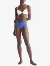 Bombacha hipster azul de microfibra ligera, con cintura elástica y bordes cortados a láser.